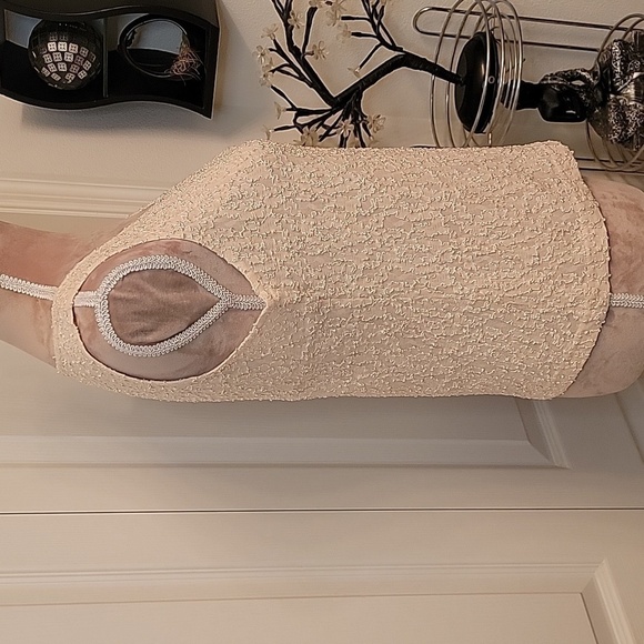 Front Street Size S, sleeveless top. Lace top with embroidered 'squiggles'. - Picture 4 of 7